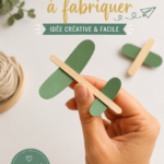 Un avion en papier sur un fond bleu, symbolisant le bricolage et le jeu créatif.