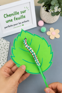 Une chenille colorée en papier sur une feuille, réalisée par des enfants.