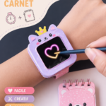 Montre artisanale DIY avec un mini carnet intégré sur une table en bois.
