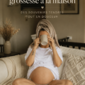 Femme enceinte se tenant dans son salon avec une lumière naturelle douce, photos maternité à domicile.