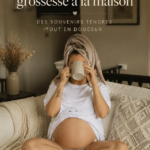 Femme enceinte se tenant dans son salon avec une lumière naturelle douce, photos maternité à domicile.