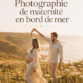 Séance photo de maternité sur la plage avec maman au ventre rond, capturant des moments doux au bord de la mer.