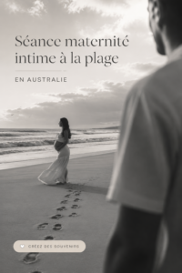 Séance photo intime de maternité sur la plage au coucher de soleil en Australie