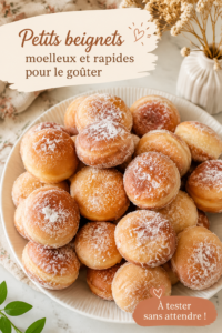 Des petits beignets moelleux sur une assiette, prêts pour le goûter.