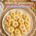 Biscuits fleuris colorés sortant du four, prêts à être décorés et dégustés.