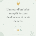 Un joli livre rempli de citations sur l'amour de bébé, posé sur une couverture douce.