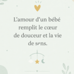 Un joli livre rempli de citations sur l'amour de bébé, posé sur une couverture douce.