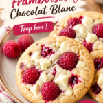 Cookies aux framboises et chocolat blanc fraîchement cuits sur une assiette.