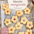 Des cookies en forme de marguerite fraîchement cuits sur une assiette.