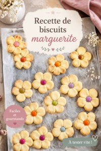 Des cookies en forme de marguerite fraîchement cuits sur une assiette.