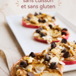 Cookies de pomme sans cuisson, présentés sur une assiette, avec des morceaux de pommes et des noix.