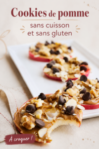 Cookies de pomme sans cuisson, présentés sur une assiette, avec des morceaux de pommes et des noix.