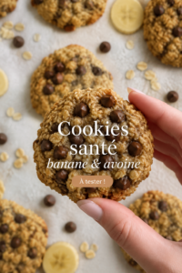 Des cookies sains à la banane et flocons d'avoine sur une assiette en bois.