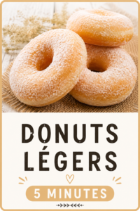 Donuts légers faits maison, prêts en 5 minutes, sur une assiette