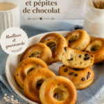 Donuts moelleux au mascarpone et pépites de chocolat, présentés sur une assiette décorative.