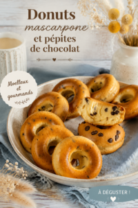 Donuts moelleux au mascarpone et pépites de chocolat, présentés sur une assiette décorative.