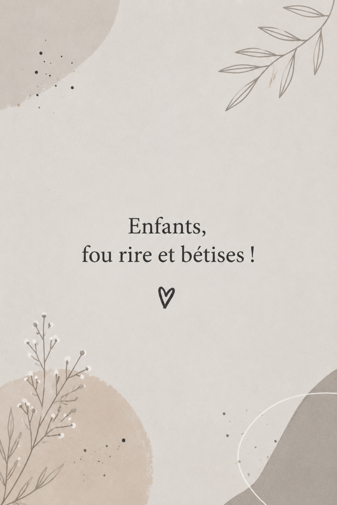 Une scène joyeuse de plusieurs enfants riant ensemble lors d'un jeu