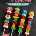 Kebab de bonbons colorés pour une fête d'enfants, avec des variétés de bonbons sur des bâtonnets.