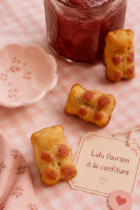 Lulu l'ourson à la confiture, un dessert coloré et ludique pour enfants.