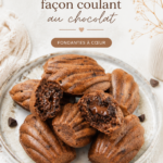 Madeleines au chocolat avec un cœur coulant, présentées sur une assiette blanche, dans un cadre chaleureux et convivial.