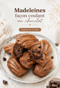 Madeleines au chocolat avec un cœur coulant, présentées sur une assiette blanche, dans un cadre chaleureux et convivial.