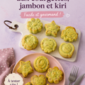 Un moelleux aux courgettes, jambon et Kiri, savamment présenté sur une assiette.