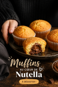 Muffins moelleux au cœur de Nutella fraîchement cuits sur un plat en bois.