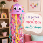 Une petite méduse multicolore nageant dans l'eau claire