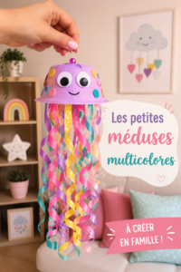Une petite méduse multicolore nageant dans l'eau claire