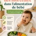 Bébé essayant de manger des morceaux de légumes sur une assiette