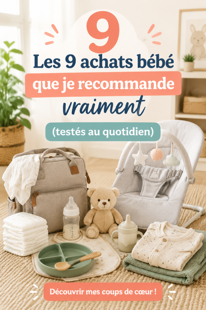 Bébé heureux entouré de ses indispensables au quotidien.