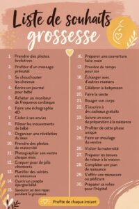 Une future maman souriante créant une liste d'activités de grossesse avec son partenaire.