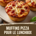 Muffins pizzas savoureux prêts à être dégustés, idéaux pour le déjeuner des enfants.