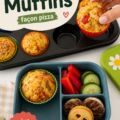 Muffins salés à la pizza fraîchement cuits, présentés sur une table de cuisine.