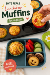 Muffins salés à la pizza fraîchement cuits, présentés sur une table de cuisine.