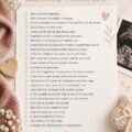 Fiches de soutien pour futures mamans étalées sur une table avec des crayons