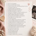 Fiches de soutien pour futures mamans étalées sur une table avec des crayons