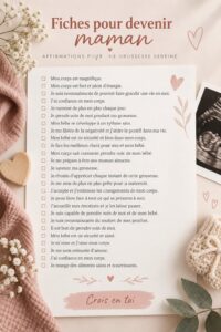 Fiches de soutien pour futures mamans étalées sur une table avec des crayons