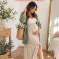 Tenue de maternité printanière avec une robe légère et des accessoires assortis.